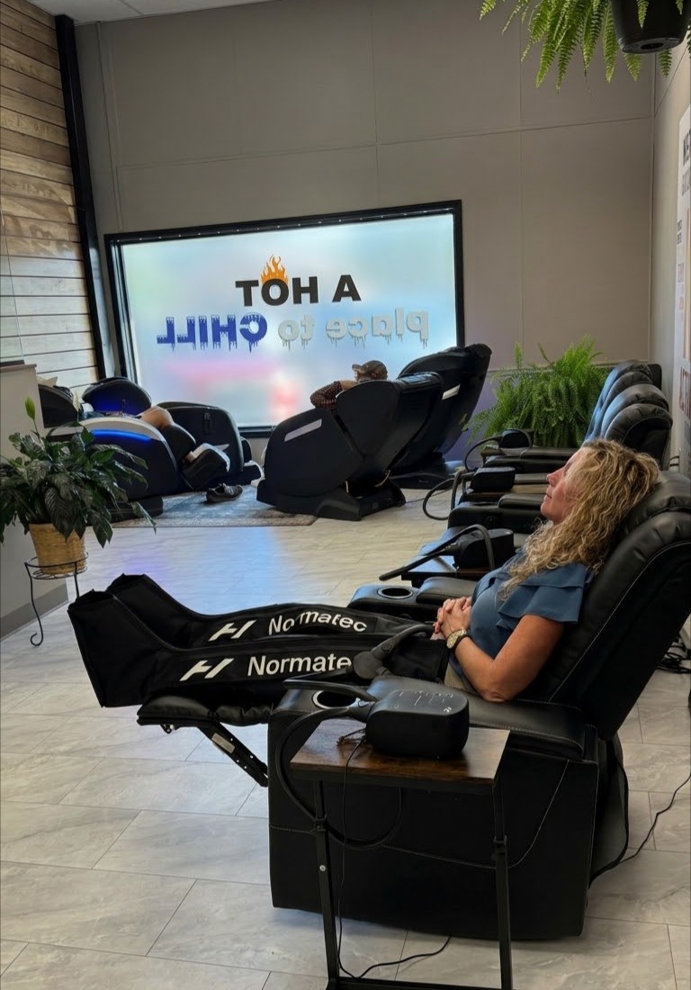 Lounge de recuperación A Hot Place To Chill: terapia de compresión y letrero de la marca